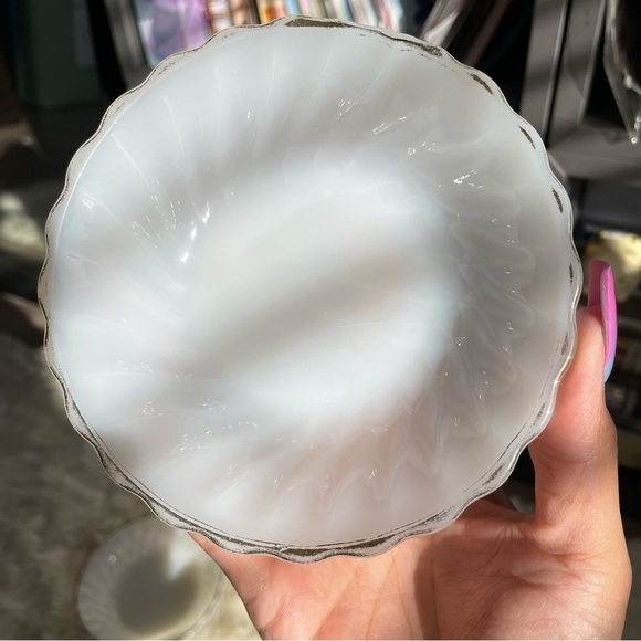 Anchor Hocking Fire King Vintage Milk Glass Swirl Bowls Gold Trim Set of 3 - Picture 3 of 10